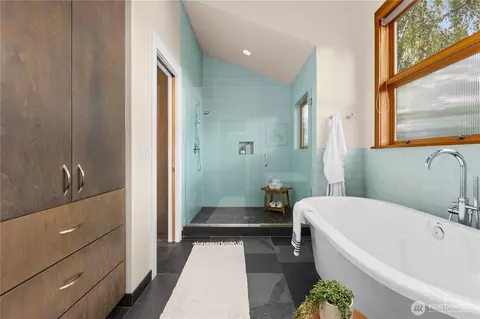 Bath - 2223 39th Ave E, Seattle, WA 98112 photo 5 of 6