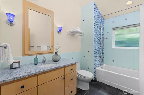 Bath - 2223 39th Ave E, Seattle, WA 98112 photo 6 of 6