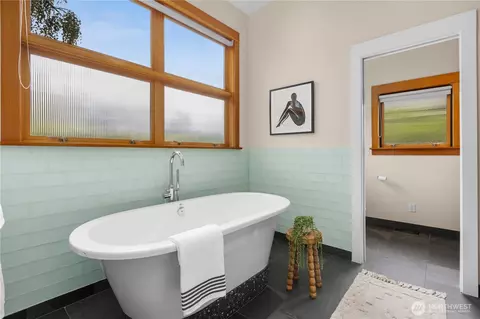 Bath - 2223 39th Ave E, Seattle, WA 98112 photo 4 of 6