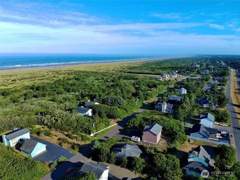 543 Sand Dune Ave SW, Ocean Shores, WA 98569