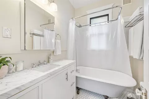 Bath - 2614 E John St, Seattle, WA 98112 photo 1 of 1