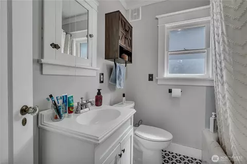 Bath - 1081 Lafromboise St, Enumclaw, WA 98022 photo 1 of 2