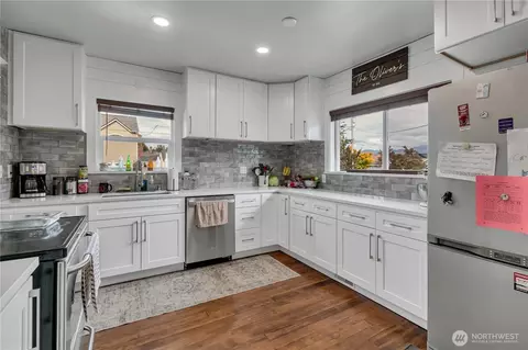 Kitchen - 1081 Lafromboise St, Enumclaw, WA 98022 photo 2 of 3