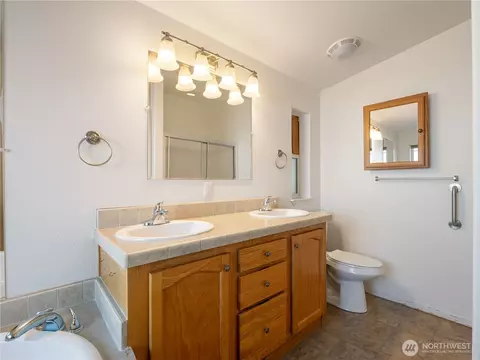 Bath - 1101 S Scheuber Rd #41, Centralia, WA 98531 photo 2 of 3