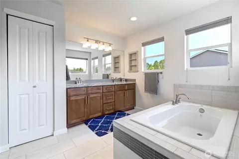 Bath - 4523 Riverfront Blvd, Everett, WA 98203 photo 2 of 4