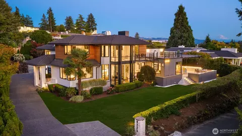 9235 NE 14th St, Clyde Hill, WA 98004