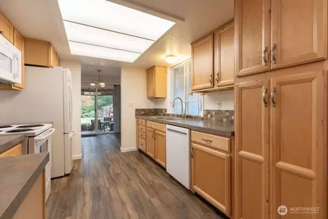 Kitchen - 853 Robin Hood Loop, Forks, WA 98331 photo 2 of 4