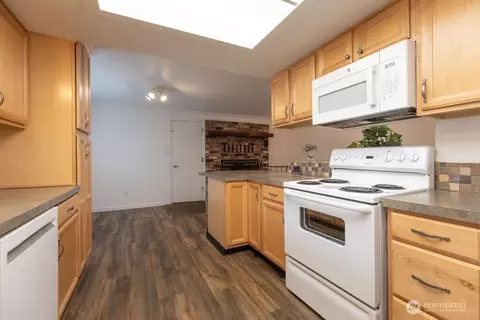 Kitchen - 853 Robin Hood Loop, Forks, WA 98331 photo 3 of 4