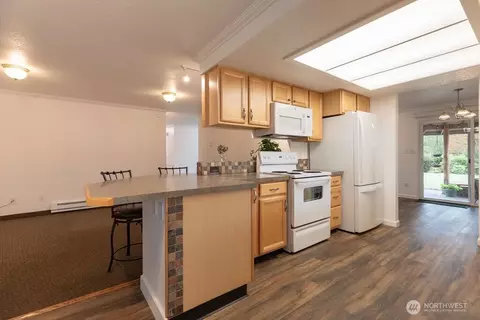 Kitchen - 853 Robin Hood Loop, Forks, WA 98331 photo 4 of 4