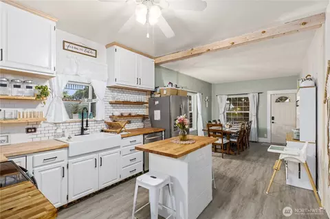 Kitchen - 4721 E Valley Hwy E, Sumner, WA 98390 photo 3 of 3