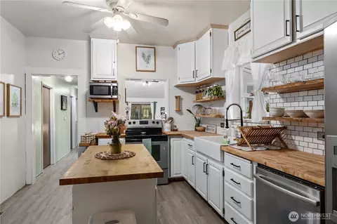 Kitchen - 4721 E Valley Hwy E, Sumner, WA 98390 photo 1 of 3