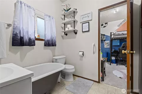 Bath - 4721 E Valley Hwy E, Sumner, WA 98390 photo 3 of 3