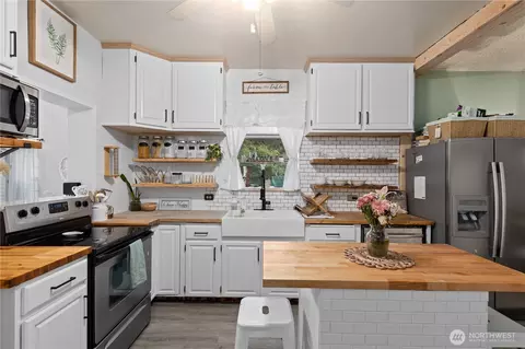 Kitchen - 4721 E Valley Hwy E, Sumner, WA 98390 photo 2 of 3