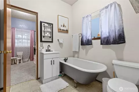 Bath - 4721 E Valley Hwy E, Sumner, WA 98390 photo 2 of 3