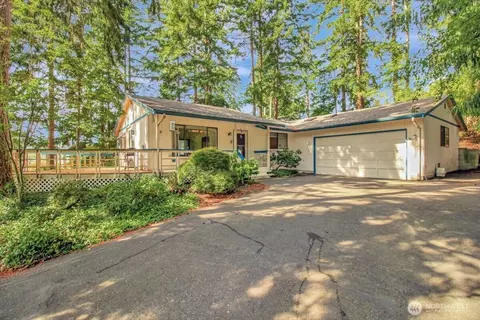 385 Glengarry Dr, Camano Island, WA 98282