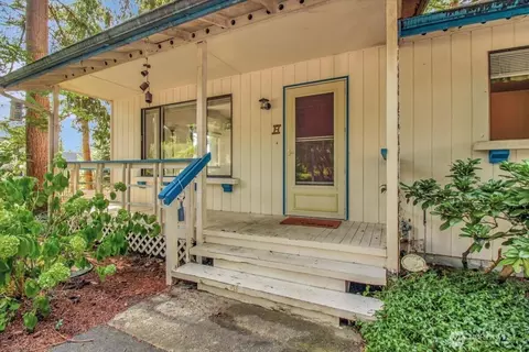 385 Glengarry Dr, Camano Island, WA 98282