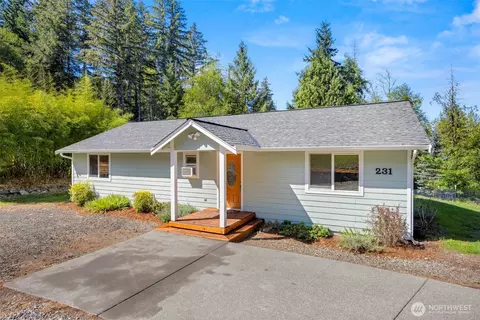 231 E Snowcap Dr, Belfair, WA 98528