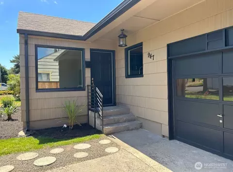 Exterior - 947 20th Ave, Longview, WA 98632 photo 2 of 6