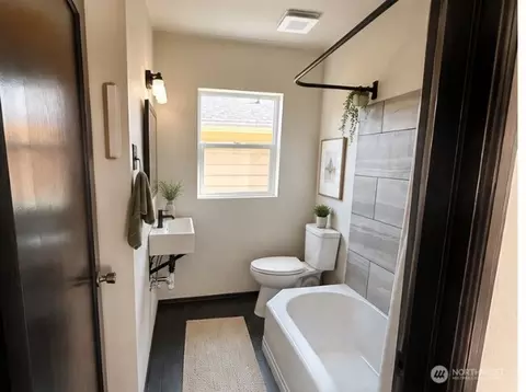 Bath - 947 20th Ave, Longview, WA 98632 photo 1 of 1