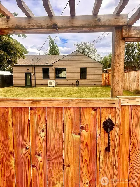 Exterior - 947 20th Ave, Longview, WA 98632 photo 4 of 6
