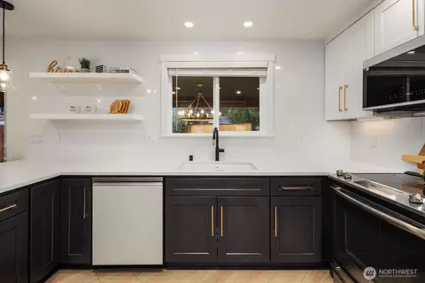Kitchen - 11124 29th Dr SE, Everett, WA 98208 photo 3 of 4