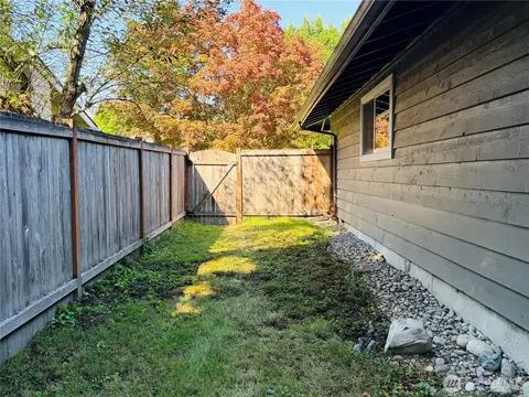 Exterior - 10509 NE 197th St, Bothell, WA 98011 photo 6 of 8