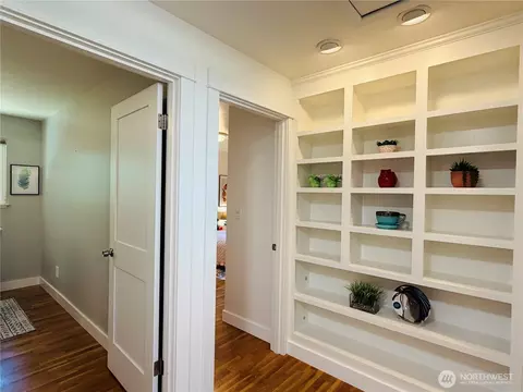 Entry Way - 10509 NE 197th St, Bothell, WA 98011 photo 2 of 2