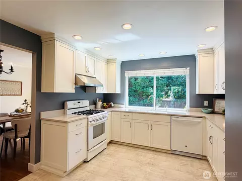 Kitchen - 10509 NE 197th St, Bothell, WA 98011 photo 2 of 3