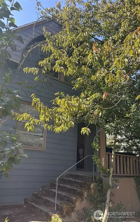 5247 Brooklyn Ave NE, Seattle, WA 98105