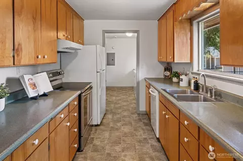 Kitchen - 1444 Merritt Ave, Enumclaw, WA 98022 photo 2 of 2