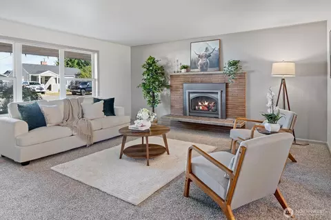 Living - 1444 Merritt Ave, Enumclaw, WA 98022 photo 2 of 3