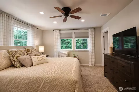 Bedroom - 72 Grove St, Eastsound, WA 98245 photo 3 of 6