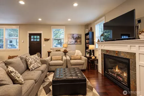 Living - 72 Grove St, Eastsound, WA 98245 photo 2 of 4