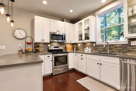 Kitchen - 72 Grove St, Eastsound, WA 98245 photo 2 of 3