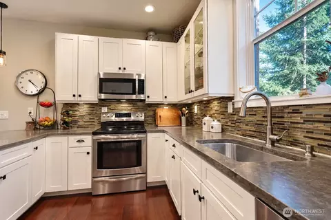 Kitchen - 72 Grove St, Eastsound, WA 98245 photo 3 of 3