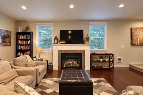 Living - 72 Grove St, Eastsound, WA 98245 photo 3 of 4