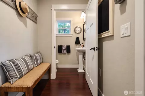 Entry Way - 72 Grove St, Eastsound, WA 98245 photo 4 of 4