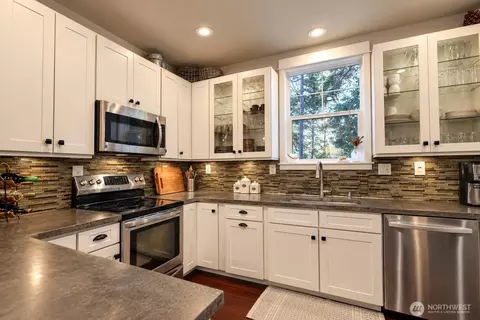 Kitchen - 72 Grove St, Eastsound, WA 98245 photo 1 of 3