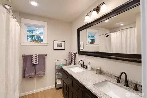 Bath - 72 Grove St, Eastsound, WA 98245 photo 4 of 5