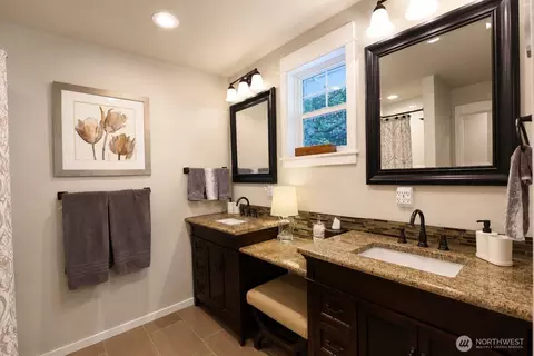 Bath - 72 Grove St, Eastsound, WA 98245 photo 1 of 5