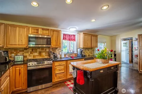Kitchen - 18716 215th Ave E, Orting, WA 98360 photo 3 of 6
