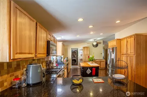 Kitchen - 18716 215th Ave E, Orting, WA 98360 photo 5 of 6