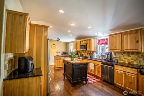 Kitchen - 18716 215th Ave E, Orting, WA 98360 photo 4 of 6