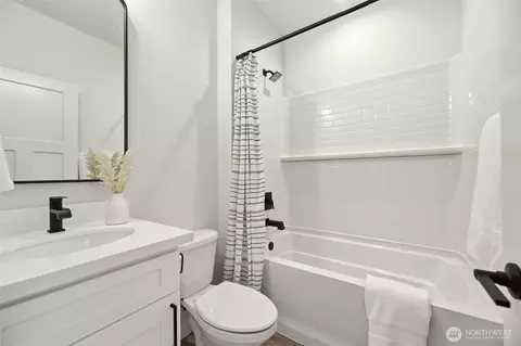 Bath - 2018 Oakes Ave, Everett, WA 98201 photo 3 of 3
