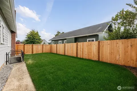 Exterior - 2018 Oakes Ave, Everett, WA 98201 photo 9 of 11