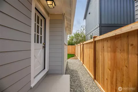 Exterior - 2018 Oakes Ave, Everett, WA 98201 photo 4 of 11