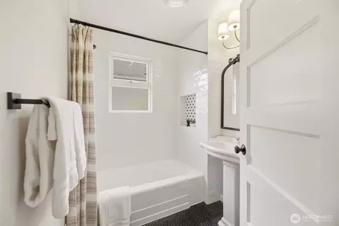 Bath - 2018 Oakes Ave, Everett, WA 98201 photo 1 of 3