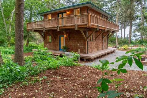 1580 W Beach Rd, Oak Harbor, WA 98277