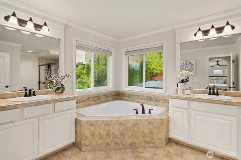 Bath - 4109 223rd Pl SE, Bothell, WA 98021 photo 2 of 3