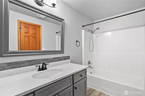 Bath - 28620 SE 464th Ct, Enumclaw, WA 98022 photo 3 of 3